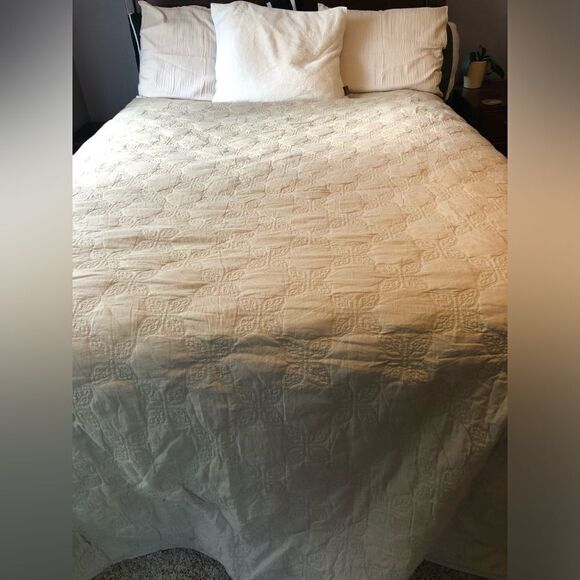 Queen size Quilt - Picture 1 of 4